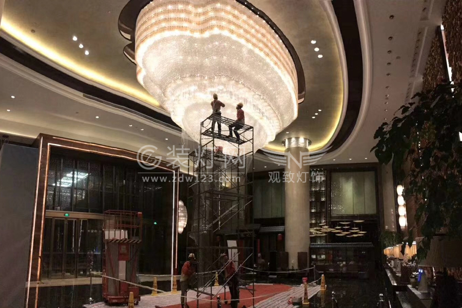 济宁富力万达文华酒店灯具清洗水枪作业